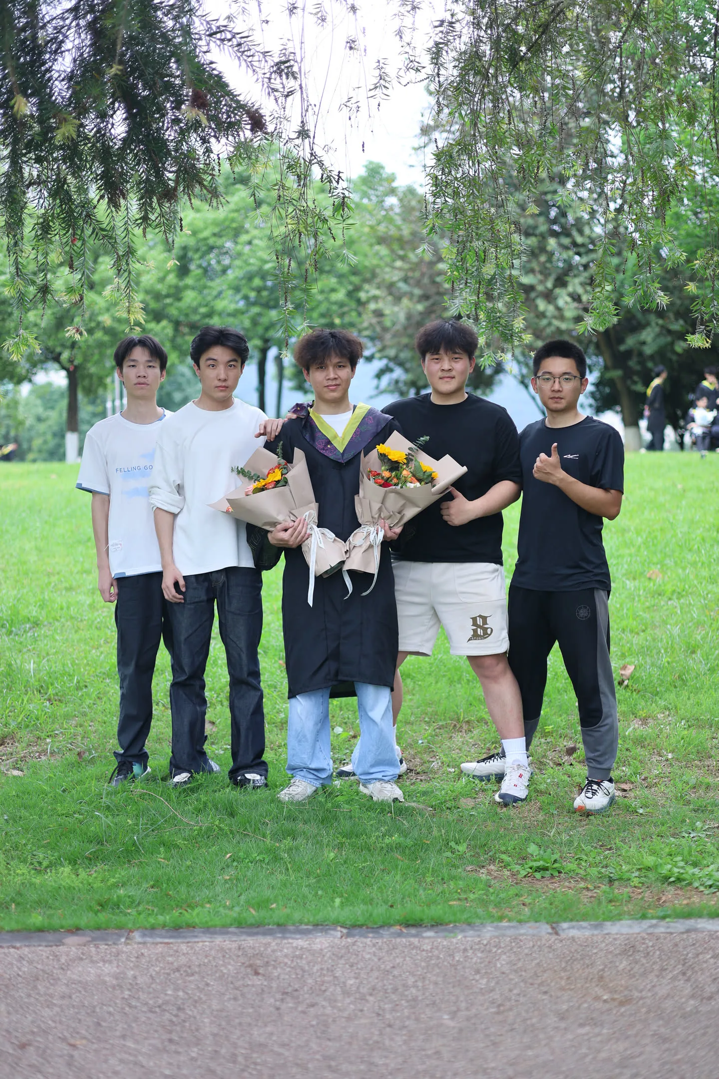 立赞毕业合照